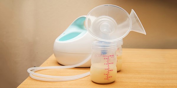  روش دوشیدن شیر مادر
